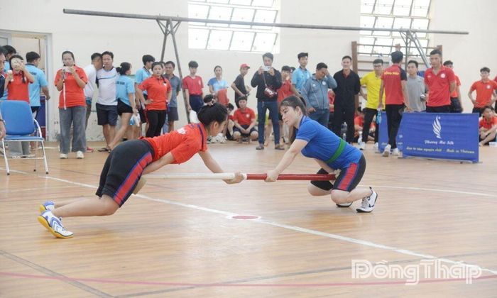 Một pha cạnh tranh sát sao của các vận động viên thi đấu môn Đẩy gậy.