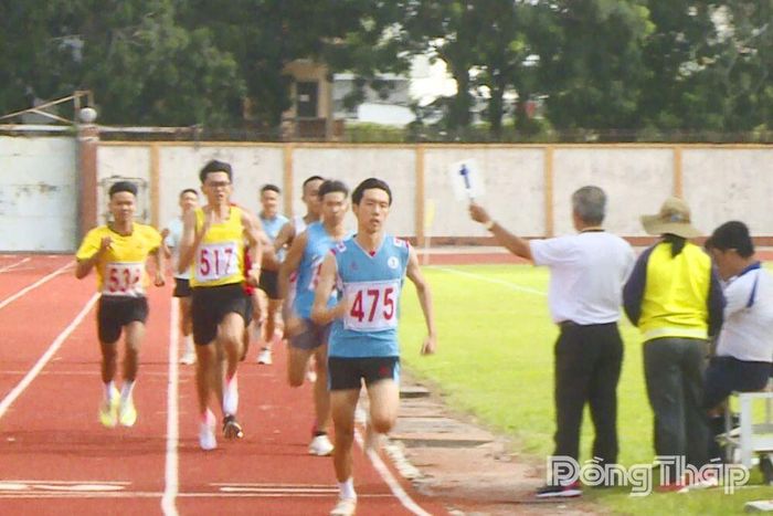Các vận động viên tranh tài ở môn Điền kinh nội dung 800 m nam.