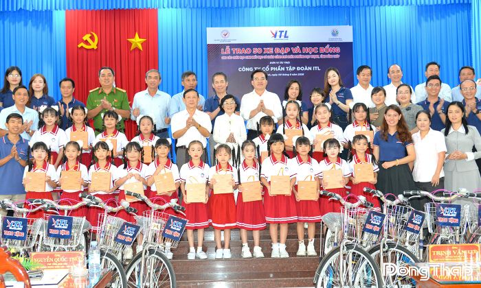 Lãnh đạo phường Đạo Thạnh, nhà tài trợ cùng các đại biểu tặng bánh trung thu cho các em học sinh.
