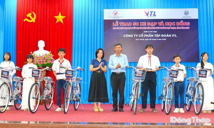 Lãnh đạo phường Đạo Thạnh cùng đại diện nhà tài trợ trao xe đạp và học bổng cho học sinh có hoàn cảnh khó khăn.