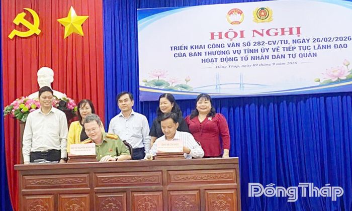 Ủy ban MTTQ Việt Nam tỉnh và Công an tỉnh ký biên bản bàn giao công tác theo dõi, quản lý Tổ Nhân dân tự quản và Quy chế phối hợp trong quản lý, xây dựng và nâng cao hiệu quả hoạt động Tổ Nhân dân tự quản giai đoạn 2026 - 2030.