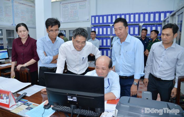 Đồng chí Nguyễn Phong Nhã kiểm tra thực tế công tác thực hiện nhiệm vụ chống khai thác IUU tại Cảng cá Mỹ Tho.