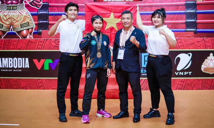 Võ Thị Thanh Tuyền ăn mừng chiến thắng cùng các Huấn luyện viên Trung tâm Huấn luyện Võ thuật Việt Long.