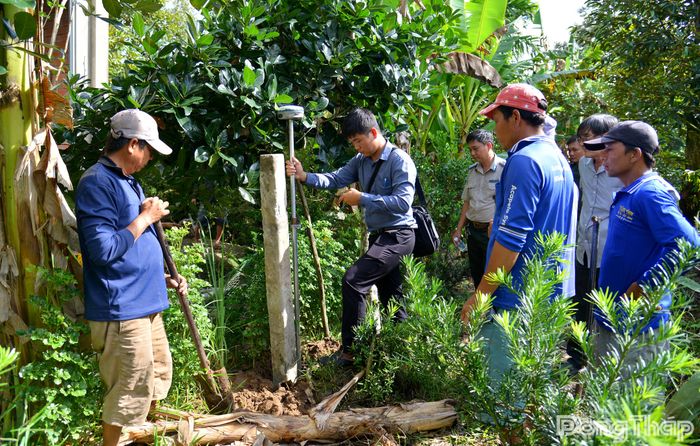 Cán bộ đo đạc thuộc Chi nhánh Văn phòng đăng ký đất đai Khu vực VIII tiến hành đo đạc, xác định vị trí, ranh giới phần diện tích đất phải giao theo nội dung Bản án số 248/2023/DS-ST ngày 28-9-2023 của Tòa án nhân dân huyện Cai Lậy, tỉnh Tiền Giang (nay là Tòa án nhân dân khu vực 4, tỉnh Đồng Tháp).