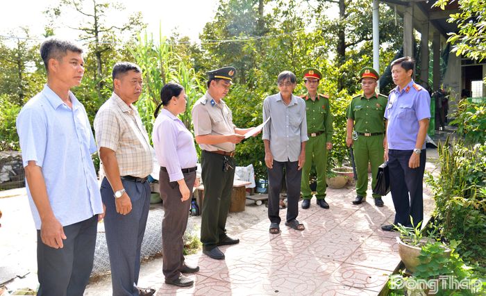 Đồng chí Nguyễn Thanh Thủy Son, Chấp hành viên Thi hành án dân sự tỉnh Đồng Tháp triển khai nội dung Quyết định cưỡng chế thi hành án số 04/QĐ-THADS.KV4 ngày 6-8-2025, cho các bên đương sự và các thành phần tham gia cưỡng chế được biết.