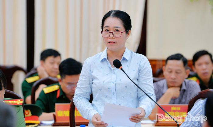 Đồng chí Nguyễn Thị Kiều Loan, Phó Giám đốc Sở Nội vụ, Phó Trưởng Ban Chỉ đạo 515 tỉnh phát biểu tại hội nghị. 