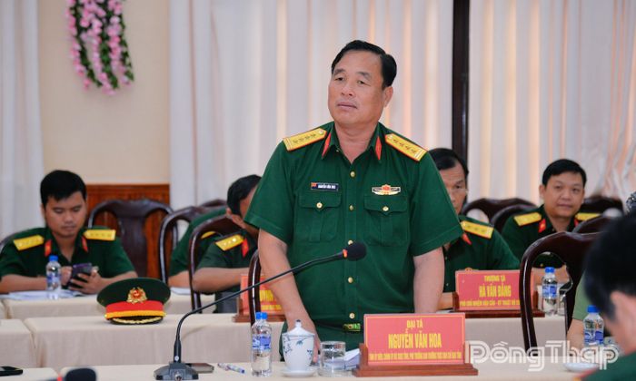 Đại tá Nguyễn Văn Hoa, Chính ủy Bộ Chỉ huy Quân sự tỉnh, Phó Trưởng Ban Thường trực Ban Chỉ đạo 515 tỉnh phát biểu tại hội nghị.