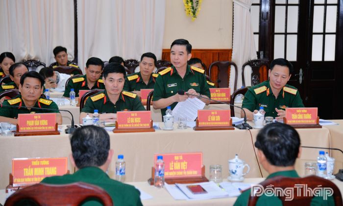 Đại tá Lê Văn Sơn, Phó Cục trưởng Cục Chính sách - Xã hội, Phó Chánh Văn phòng Ban Chỉ đạo 515 Quốc gia phát biểu tại hội nghị.