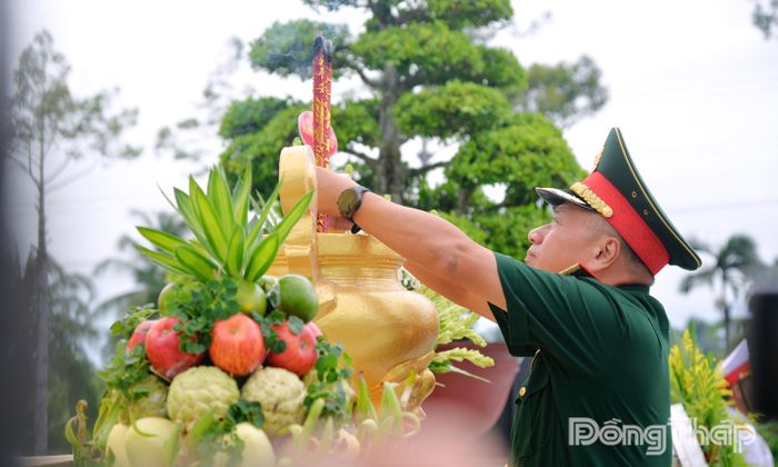 Thượng tướng Lê Quang Minh, Phó Chủ nhiệm Tổng cục Chính trị Quân đội nhân dân Việt Nam, Ủy viên Ban Chỉ đạo 515 Quốc gia dâng hương tại Đài tưởng niệm Nghĩa trang Liệt sĩ Tiền Giang.