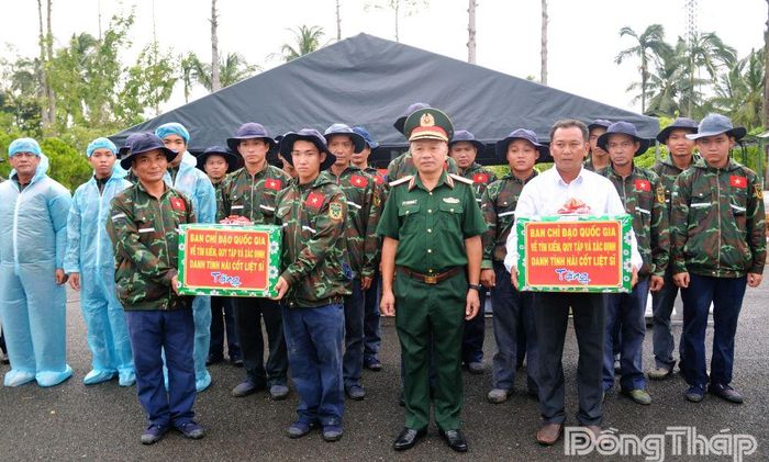 Thượng tướng Lê Quang Minh, Phó Chủ nhiệm Tổng cục Chính trị Quân đội nhân dân Việt Nam, Ủy viên Ban Chỉ đạo 515 Quốc gia trao quà và động viên lực lượng trực tiếp thực hiện nhiệm vụ lấy mẫu ADN hài cốt liệt sĩ tại Nghĩa trang Liệt sĩ Tiền Giang.