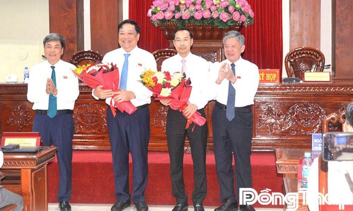 Đồng chí Ngô Chí Cường và đồng chí Phạm Văn Chuẩn tặng hoa chúc mừng đồng chí Phạm Thành Ngại và đồng chí Nguyễn Thanh Nhàn. 