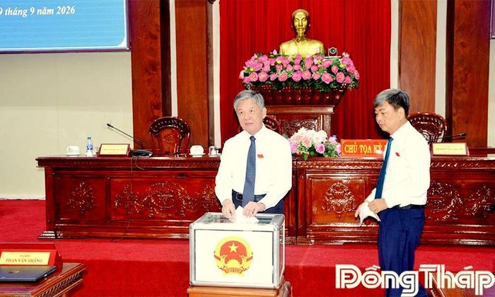 Đại biểu bỏ phiếu bầu chức danh Chủ tịch UBND tỉnh.