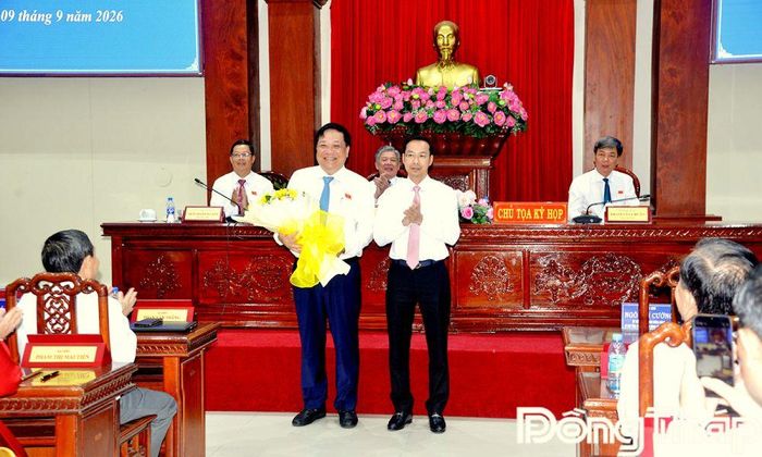 Đồng chí Nguyễn Thanh Nhàn tặng hoa chúc mừng đồng chí Phạm Thành Ngại hoàn thành nhiệm vụ Chủ tịch UBND tỉnh và nhận nhiệm vụ mới.