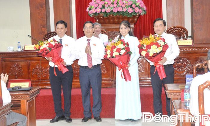 Đồng chí Trần Thanh Nguyên tặng hoa ghi nhận những đóng góp của đồng chí Lê Quang Khôi; đồng thời, chúc mừng các đồng chí vừa được HĐND tỉnh bầu giữ chức danh Ủy viên UBND tỉnh.