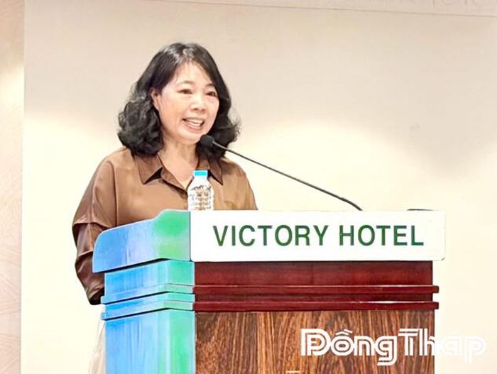 Đồng chí Ngô Thị Ngọc Hạnh, Giám đốc Báo và phát thanh, truyền hình Đồng Tháp phát biểu tại buổi tọa đàm.