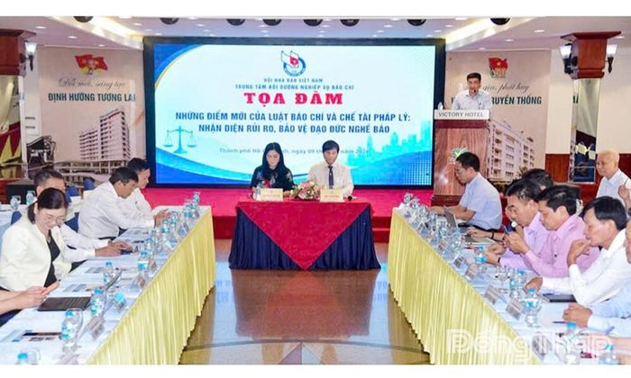 Quang cảnh buổi tọa đàm.