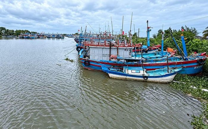  Các đơn vị, địa phương phải thông báo, hướng dẫn tàu thuyền di chuyển, neo đậu bảo đảm an toàn khi có áp thấp nhiệt đới, bão, gió mạnh trên biển. Ảnh: M.T 