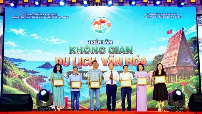  Ban Tổ chức tặng giấy khen cho các tập thể, cá nhân có đóng góp vào thành công của triển lãm. Ảnh: D.L 