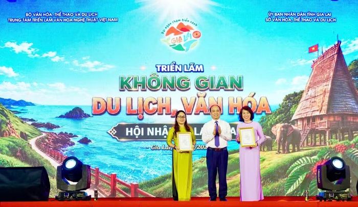  Ban Tổ chức trao giải xuất sắc cho không gian trưng bày của Sở Văn hóa - Thể thao và Du lịch tỉnh Gia Lai, Sở Văn hóa và Thể thao TP. Hồ Chí Minh. Ảnh: D.L 