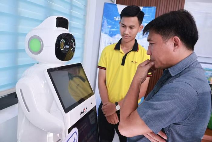  Người dân trải nghiệm Robot lễ tân tích hợp AI. Ảnh: Hoài Huy 