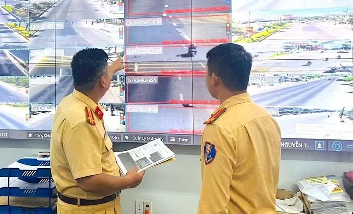 Cán bộ CSGT trực theo dõi tình hình trật tự, an toàn giao thông thông qua hệ thống camera giám sát.