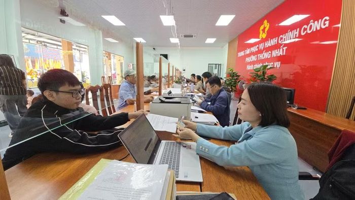 Người dân khi làm thủ tục đất đai nếu nhận được yêu cầu bổ sung hồ sơ nên đề nghị cơ quan tiếp nhận nêu cụ thể bằng văn bản các giấy tờ, nội dung còn thiếu. Ảnh minh họa: Bá Bính