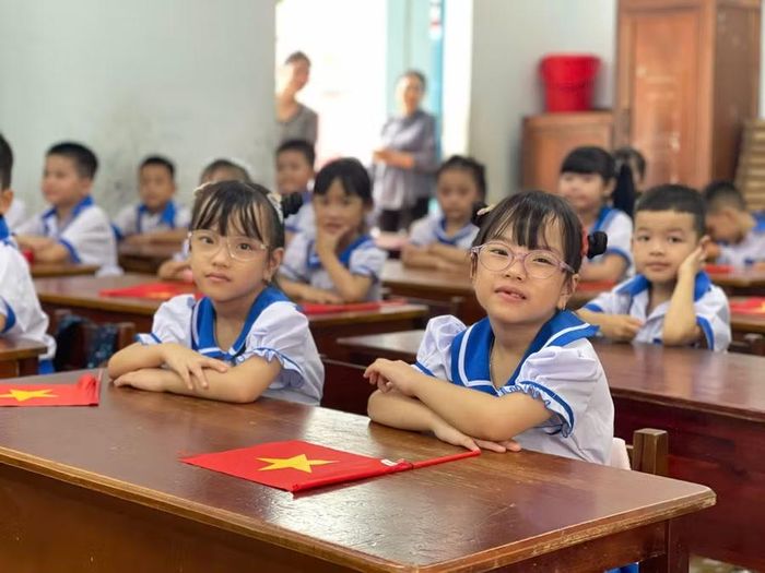 Giáo viên Trường Tiểu học Lê Lợi (phường Quy Nhơn) hướng dẫn học sinh ngồi đẹp, duy trì nền nếp tại trường học. Ảnh: H.Đ