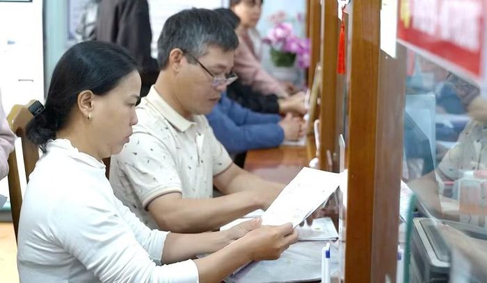 Người dân làm thủ tục đất đai tại Trung tâm Phục vụ hành chính công xã Ia Phí. Ảnh: N.S