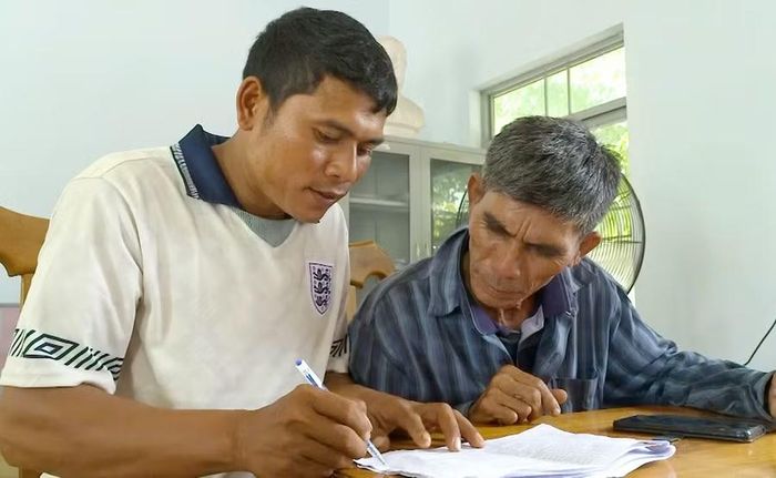 Cán bộ xã Ia Sao hướng dẫn người dân chuẩn hóa dữ liệu đất đai. Ảnh: N.S