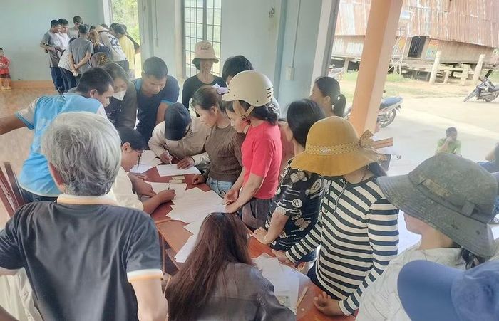 Các cán bộ địa chính xã Ia Khươl đến từng thôn, làng hỗ trợ người dân làm thủ tục đất đai. Ảnh: N.S