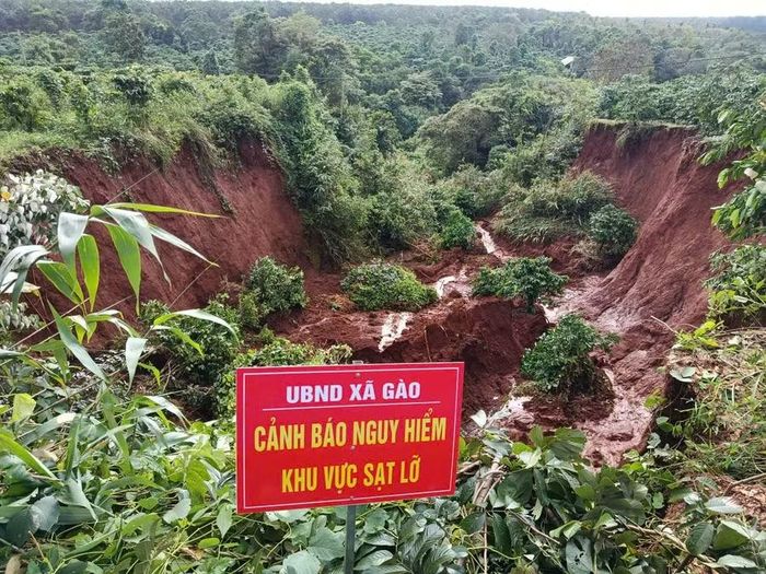  Lực lượng chức năng xã Gào cắm biển cảnh báo tại khu vực ngập, sạt lở do mưa lớn. Ảnh: L.N 
