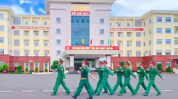 Cán bộ, chiến sĩ Tiểu đoàn 27 thực hiện nhiệm vụ tuần tra, thay ca canh gác. Ảnh: N.T