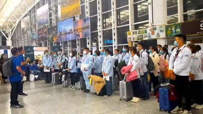 Lao động Việt Nam làm thủ tục đi làm việc ở nước ngoài. Ảnh: PV/Vietnam+