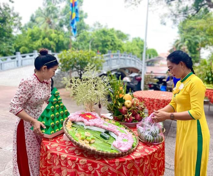 Các đội thi ở xã Tây Sơn chuẩn bị mâm lễ. Ảnh: Hải Yến