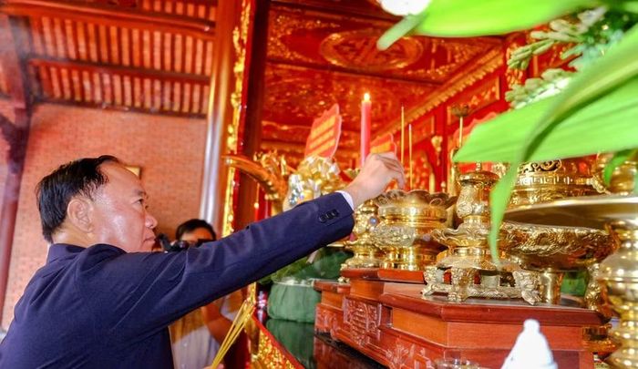  Bí thư Tỉnh ủy Thái Đại Ngọc dâng hương lên án thờ tại Điện thờ Tây Sơn Tam kiệt (khuôn viên di tích An Khê Trường). Ảnh: Ngọc Nhuận﻿ 