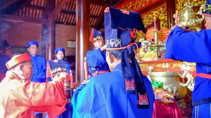  Thực hiện nghi lễ cổ truyền tại lễ khấn cáo Giỗ Hoàng đế Quang Trung lần thứ 234 tại Điện thờ Tây Sơn Tam kiệt (khuôn viên di tích An Khê Trường). Ảnh: Ngọc Nhuận 