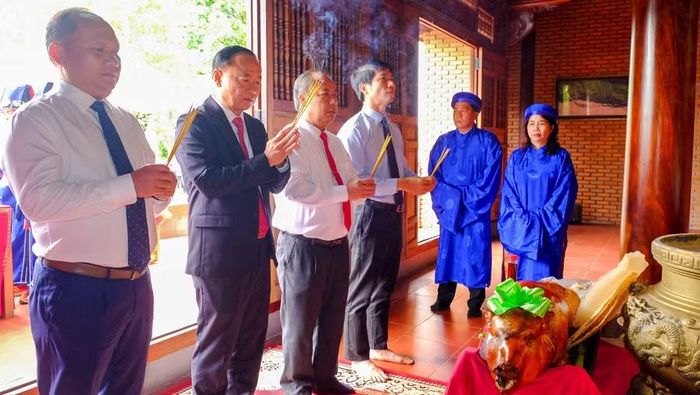  Lãnh đạo tỉnh dâng hương tại Điện thờ Tây Sơn Tam kiệt (khuôn viên di tích An Khê Trường). Ảnh: Ngọc Nhuận 