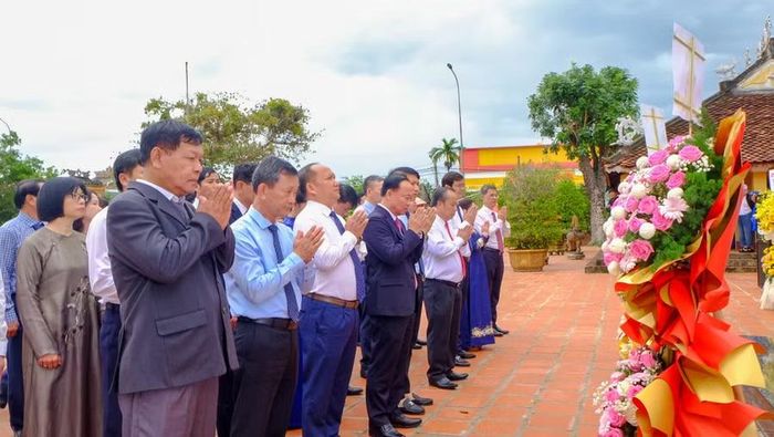  Đại biểu dự lễ dâng hương Tượng đài Hoàng đế Quang Trung tại di tích An Khê Trường. Ảnh: Ngọc Nhuận 
