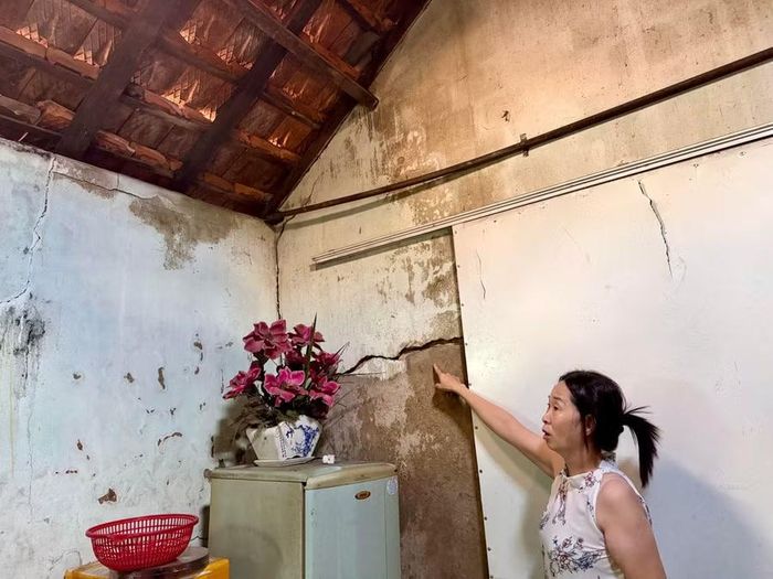  Nhiều hộ dân sống tạm bợ tại dãy nhà tồi tàn trong khu vực quy hoạch xây dựng, tôn tạo di tích Địa điểm chuyển quân tập kết ra Bắc (1954 - 1955) tại bờ Bắc sông Lại Giang. Ảnh: N.C 