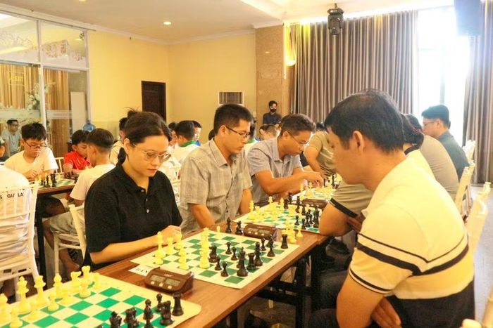  Không khí thi đấu ở nhóm phụ huynh cũng không kém phần nghiêm túc, căng thẳng hơn cả các kỳ thủ nhí. Ảnh: H.V 