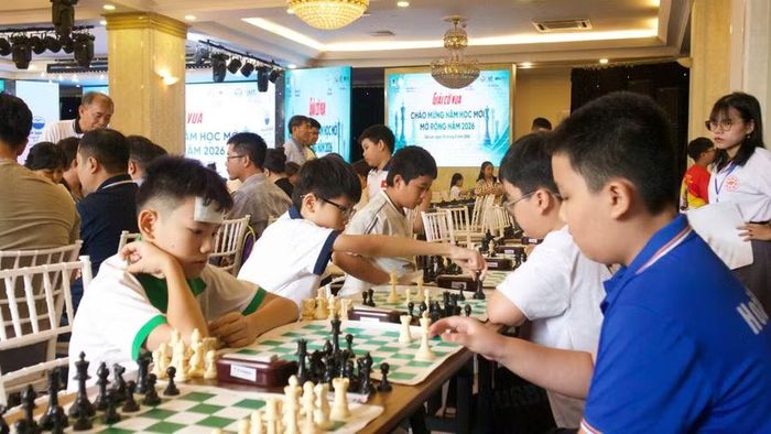  Sức hút của giải đấu khiến một số kỳ thủ nhí dù không khỏe vẫn cố gắng có mặt để không bỏ lỡ cơ hội thi đấu. Ảnh: H.V 