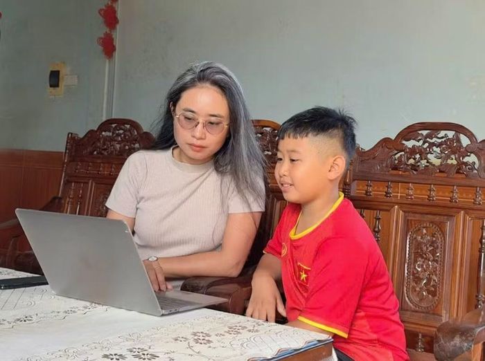 Chị Phan Thị Dung (SN 1991, trú tại xã Chư Sê, tỉnh Gia Lai) hướng dẫn con trai Vũ Phan Đăng Anh nhận biết và chọn lọc những nội dung phù hợp trên môi trường số. Ảnh: Ngọc Duy