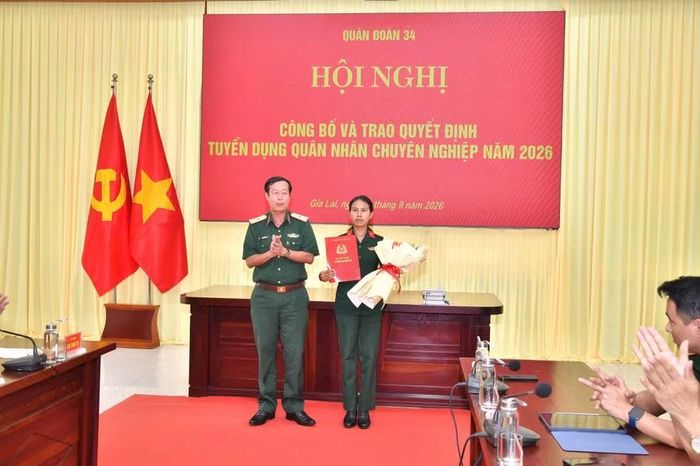 Quân đoàn 34 trao quyết định tuyển dụng QNCN cho vợ Thượng sĩ Kpă Thiêp. Ảnh: ĐVCC