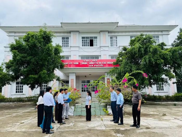  Đoàn giám sát khảo sát thực tế tại trụ sở phường An Phước (cũ). Ảnh: N.H 