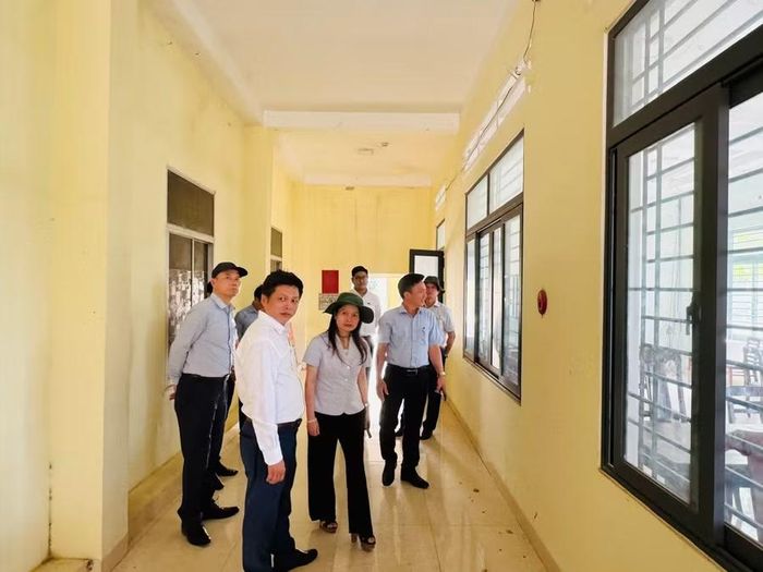  Đoàn giám sát khảo sát thực tế tại trụ sở xã Tây Vinh (cũ). Ảnh: N.H 