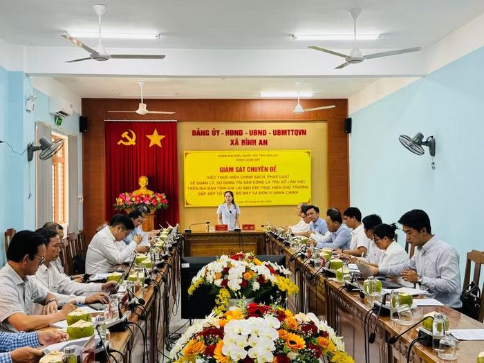  Quang cảnh buổi làm việc với lãnh đạo xã Bình An. Ảnh: N.H 
