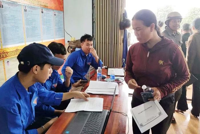  Đoàn viên, thanh niên hỗ trợ người dân thực hiện thủ tục đăng ký cấp mã số vùng trồng. Ảnh: P.N 