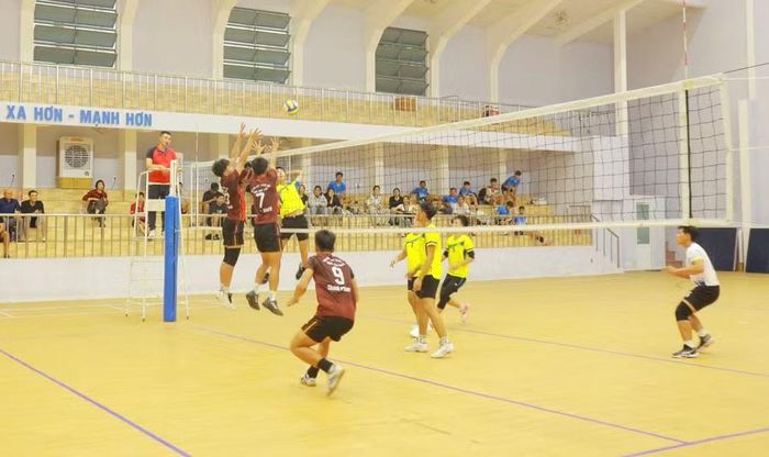  Trận đấu giữa đội bóng chuyền Bộ Chỉ huy Quân sự tỉnh và Công an tỉnh. Ảnh: H.V 