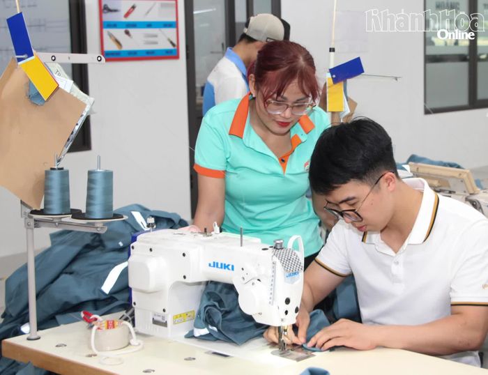 Hoạt động sản xuất tại Công ty Cổ phần Sản xuất và Đầu tư Hoàng Thành Đô Lương (Khu Công nghiệp Du Long, xã Thuận Bắc). Ảnh: V.G