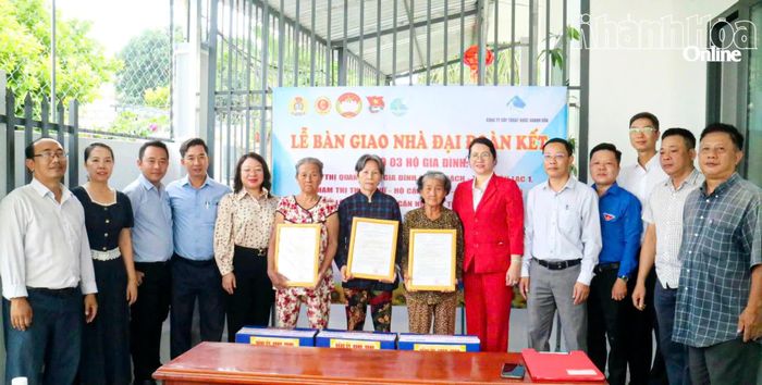Ủy ban MTTQ Việt Nam phường Tây Nha Trang và nhà tài trợ bàn giao nhà cho người dân. Ảnh: Trần Hằng